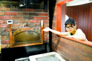 特注の炉釜×紀州備長炭炭火焼で本物の神戸ビーフを焼き上げる